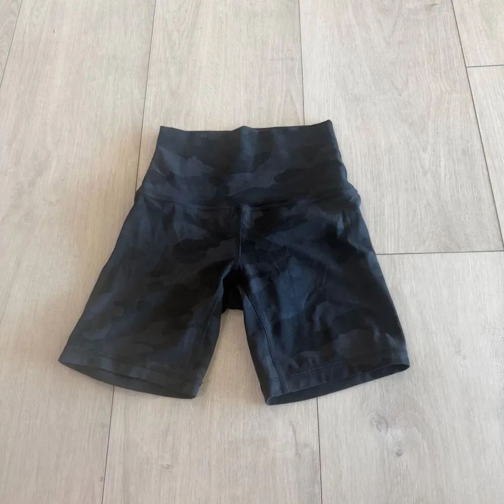 Lululemon women’s camo print shorts size 2